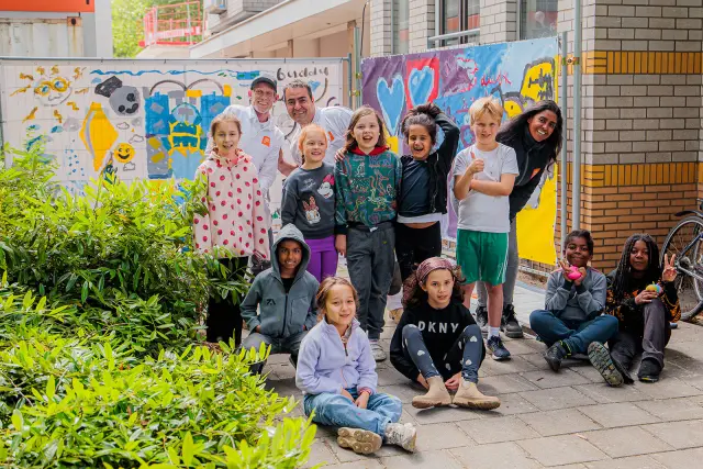 Alle kinderen en vakmannen op de foto voor hun kunstwerken